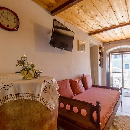 Tatil Evi The Old House - Wood & Stone Evretí
